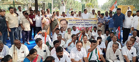 Congress workers protest Mandya