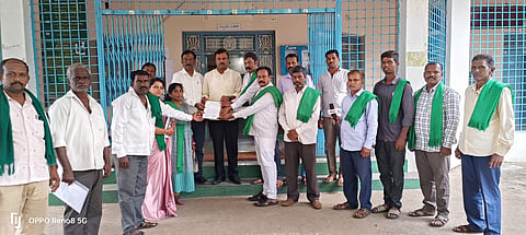 ಕೊಬ್ಬರಿಗೆ  ಪ್ರೋತ್ಸಾಹ ಧನ ಬಿಡುಗಡೆ ಮಾಡುವಂತೆ ಒತ್ತಾಯಿಸಿ ಅರಸೀಕೆರೆ ಎಪಿಎಂಸಿ ಬಳಿ ಪ್ರತಿಭಟನೆ ನಡೆಸಿದ ರೈತ ಸಂಘದ ಮುಖಂಡರು ಬಳಿಕ ಸಂಬಂಧಿಸಿದವರಿಗೆ ಮನವಿ ಪತ್ರ ಸಲ್ಲಿಸಿದರು. ಪಾಲಾಕ್ಷ, ಸಿದ್ದರಂಗಸ್ವಾಮಿ, ದಯಾನಂದ್, ನಾಗವೇಣಿ ಇತರರಿದ್ದರು.