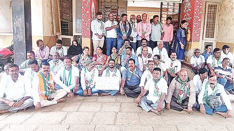 HUN-AUG-29-3(JDS AND BJP STRIKE)