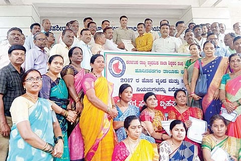 Hadagali teachers protest
