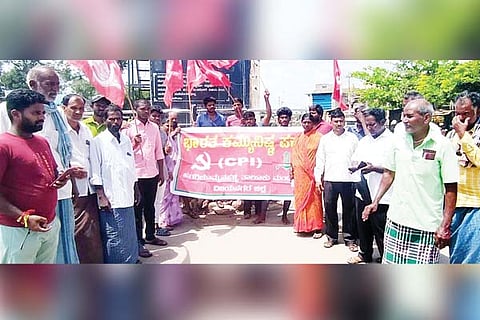 Hagaribommanahalli CPI leaders protest
