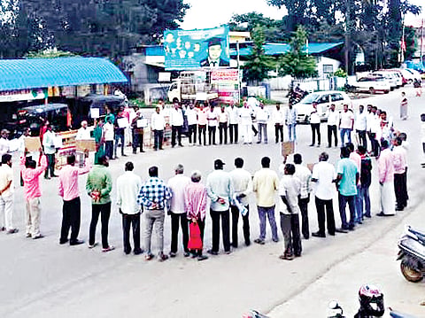 ಆಲೂರಿನಲ್ಲಿ ಮೌನ ಪ್ರತಿಭಟನೆ