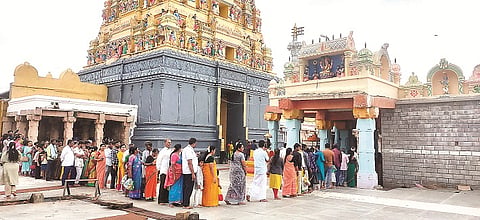 ಮಾಲೆಕಲ್ಲು ಅಮರಗಿರಿ ಲಕ್ಷ್ಮೀ ವೆಂಕಟರಮಣಸ್ವಾಮಿ ದೇವಾಲಯದಲ್ಲಿ  ಭಕ್ತರು ಸರದಿ ಸಾಲಿನಲ್ಲಿ ನಿಂತಿರುವುದು.