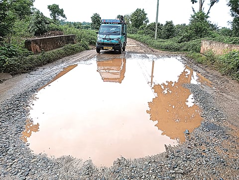 ಕೆಸರು ಗದ್ದೆಯಂತಾದ ರಸ್ತೆ
