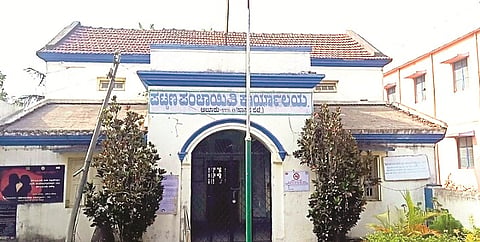 ಆಲೂರು ಪಟ್ಟಣ ಪಂಚಾಯಿತಿ ಕಾರ್ಯಾಲಯದ ಹೊರನೋಟ. 
