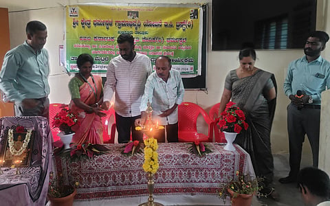 ಹನಗೋಡು ಗ್ರಾಮದಲ್ಲಿ ಆಯೋಜಿಸಿದ್ದ ಸ್ವಾಸ್ಥ್ಯ ಸಂಕಲ್ಪ ಕಾರ್ಯಕ್ರಮವನ್ನು ಜಿಲ್ಲಾ ಜನಜಾಗೃತಿ ಸಮಿತಿ ಸದಸ್ಯ ದಾ.ರಾ. ಮಹೇಶ್ ಉದ್ಘಾಟಿಸಿದರು. ಸುನಂದಾ, ಪರ್ವಿನ್ ತಾಜ್, ಆನಂದ್, ವಿನಯ್ ಮತ್ತಿತರರಿದ್ದರು.