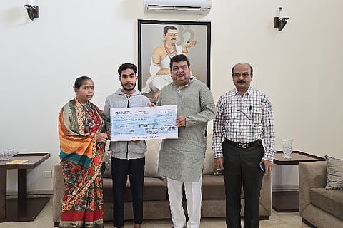 MINISTER M B PATIL GIVE CHECK