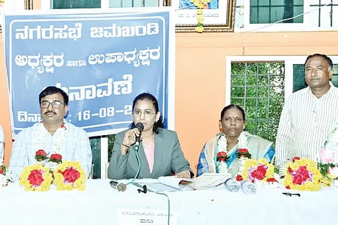 Municipal Council President Paramgonda, Vice President Rekha