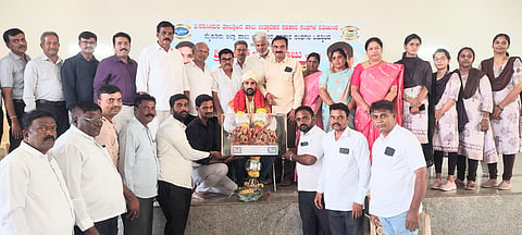 ತಿ.ನರಸೀಪುರ ಪಟ್ಟಣದ ಮಹದೇಶ್ವರ ಕಲ್ಯಾಣ ಮಂಟಪದಲ್ಲಿ ತಾಲೂಕು ಹಾಲು ಉತ್ಪಾದಕರ ಸಹಕಾರ ಸಂಘಗಳ ವತಿಯಿಂದ ಹಮ್ಮಿಕೊಳ್ಳಲಾಗಿದ್ದ ಅಭಿನಂದನಾ ಸಮಾರಂಭದಲ್ಲಿ ಮೈಮೂಲ್ ನೂತನ ಅಧ್ಯಕ್ಷ ಆರ್.ಚೆಲುವರಾಜು ರವರನ್ನು ಆತ್ಮೀಯವಾಗಿ ಸನ್ಮಾನಿಸಲಾಯಿತು.