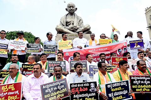 Raghu_19_BJP_JDS_Protest_@_VS (3)