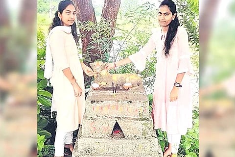 Sisters tied rakhi