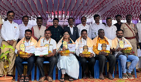 ನಾಗಮಂಗಲ ಪಟ್ಟಣದ ತಾಲೂಕು ಕ್ರೀಡಾಂಗಣದಲ್ಲಿ ಆಯೋಜಿಸಿದ್ದ ಸ್ವಾತಂತ್ರೊೃೀತ್ಸವ ಸಮಾರಂಭದಲ್ಲಿ ವಿವಿಧ ಕ್ಷೇತ್ರದಲ್ಲಿ ಸಾಧನೆ ಮಾಡಿರುವ ಸಾಧಕರನ್ನು ತಾಲೂಕು ಆಡಳಿತ ವತಿಯಿಂದ ಸನ್ಮಾನಿಸಲಾಯಿತು.
