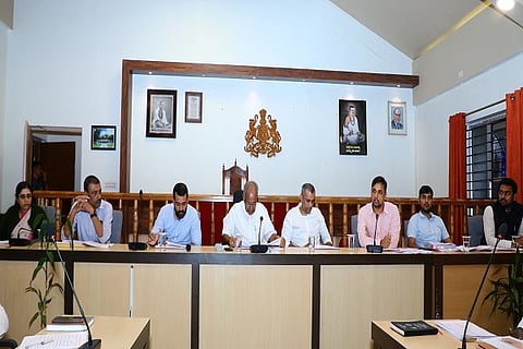 The minister in charge held a meeting with the officials