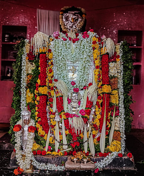 ಬಾಗಲಕೋಟೆ ನಗರದ ಕಿಲ್ಲಾ ನಂಜನಗೂಡು ರಾಯರಮಠದಲ್ಲಿ ವೃಂದಾವನಕ್ಕೆ ಹೂಗಳಿಂದ ಅಲಂಕರಿಸಿರುವುದು.