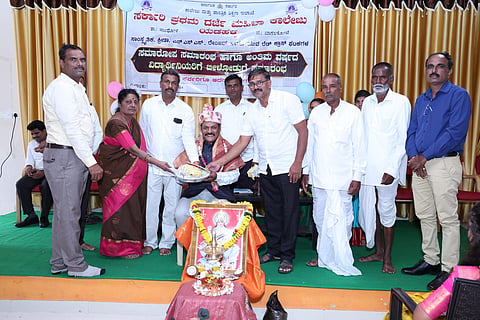 ಮುಧೋಳ ತಾಲೂಕಿನ ಯಡಹಳ್ಳಿ ಗ್ರಾಮದ ಸರ್ಕಾರಿ ಪ್ರಥಮ ದರ್ಜೆ ಮಹಿಳಾ ಕಾಲೇಜಿನಲ್ಲಿ ಈಚೆಗೆ ಹಮ್ಮಿಕೊಂಡಿದ್ದ ೨೦೨೩ -೨೪ನೇ ಸಾಲಿನ ಕ್ರೀಡಾ ಹಾಗೂ ಸಾಂಸ್ಕೃತಿಕ, ಎನ್.ಎಸ್.ಎಸ್, ಸ್ಕೌಟ್ಸ್ ಗೈಡ್ಸ್, ಯುವ ರೆಡ್ ಕ್ರಾಸ್, ಪ್ಲೇಸ್ಮೆಂಟ್ ಸೆಲ್ ಚಟುವಟಿಕೆಗಳ ಸಮಾರೋಪ ಸಮಾರಂಭದಲ್ಲಿ ಪ್ರಾಧ್ಯಾಪಕ ಡಾ.ಎನ್.ವಿ.ಅಸ್ಕಿ ಅವರನ್ನು ಸನ್ಮಾನಿಸಲಾಯಿದರು.