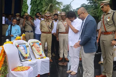 minister madhu bangarappa sellute gandiji and ambedkar photos