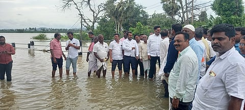 minister shivaraj tanagadagi visit flood arias in koppal district karatagi