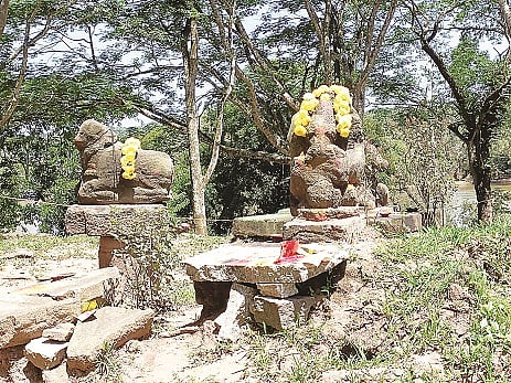 ಕಾವೇರಿ ನದಿ ದಡದಲ್ಲಿರುವ ಪುರಾತನ ಬಸವೇಶ್ವರ ಹಾಗೂ ಗಣಪತಿ ದೇವಾಲಯ.