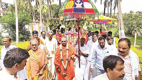 ಮಲೆಮಹದೇಶ್ವರ ಬೆಟ್ಟದ ಮಾದಪ್ಪನ ಸನ್ನಿಧಿಯಲ್ಲಿ ನಡೆದ ಮಹಾ ಕುಂಭಾಭಿಷೇಕ ಮೆರವಣಿಗೆಯಲ್ಲಿ ಸಾಲೂರು ಬೃಹನ್ಮಠದ ಪೀಠಾಧಿಪತಿ ಶ್ರೀ ಶಾಂತಮಲ್ಲಿಕಾರ್ಜುನ ಭಾಗವಹಿಸಿದ್ದರು. ಚಂದ್ರಶೇಖರ್, ಮಹದೇವಸ್ವಾಮಿ, ಕೆ.ವಿ ಮಾದೇಶ್, ಕರವೀರಸ್ವಾಮಿ ಇತರರು ಇದ್ದರು. 