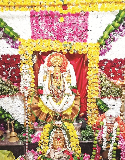  ಬೆಟ್ಟಳ್ಳಿ ಮಾರಮ್ಮನ ಮೂರ್ತಿಯನ್ನು ವಿವಿಧ ಪುಷ್ಪಗಳಿಂದ ವಿಶೇಷವಾಗಿ ಸಿಂಗರಿಸಿರುವುದು.