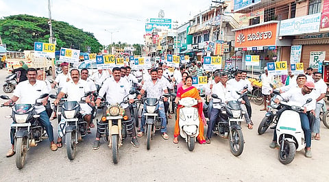 68ನೇ ವಿಮಾ ಸಪ್ತಾಹದ ಅಂಗವಾಗಿ ಪಟ್ಟಣದ ಚನ್ನರಾಯಪಟ್ಟಣದ ಜೀವ ವಿಮಾ ಶಾಖಾ ಕಚೇರಿ ವತಿಯಿಂದ ಪ್ರತಿನಿಧಿಗಳು ಹಾಗೂ ಅಧಿಕಾರಿಗಳು ಸೇರಿ ಬೈಕ್ ಜಾಥಾ ನಡೆಸಿದರು. ಸಿ.ಜೆ.ರಾಘವೇಂದ್ರ, ಕೆ.ಆರ್.ವಾಸುದೇವ, ವಿ.ಸೋಮೇಶ್, ಜಿ.ರಾಮಕೃಷ್ಣೇಗೌಡ, ಎ.ಬಿ.ರುದ್ರೇಶ್ ಇತರರು ಇದ್ದರು.