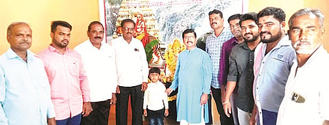 ಹನೂರಿನ ತಹಸೀಲ್ದಾರ್ ಕಚೇರಿಯಲ್ಲಿ ಗಣೇಶ ಮೂರ್ತಿಯನ್ನು ಪ್ರತಿಷ್ಠಾಪಿಸಲಾಯಿತು. ತಹಸೀಲ್ದಾರ್ ವೈ.ಕೆ ಗುರುಪ್ರಸಾದ್, ಶಿವಕುಮಾರ್, ಶೇಷಣ್ಣ, ವಿನೋದ್, ಸಿದ್ದರಾಜು ಇತರರು ಇದ್ದರು. 