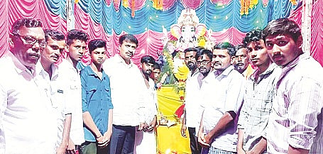 ಹನೂರು ತಾಲೂಕಿನ ಗ್ರಾಮವೊಂದಕ್ಕೆ ಶಾಸಕ ಎಂ.ಆರ್.ಮಂಜುನಾಥ್ ಭೇಟಿ ನೀಡಿದರು. ಹುಚ್ಚಯ್ಯ, ವಿಜಯಕುಮಾರ್, ತಂಗವೇಲು, ಮುರುಗೇಶ್ ಇತರರು ಇದ್ದರು. 