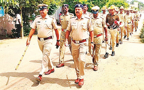 ಹನೂರಿನಲ್ಲಿ ಗಣೇಶ ಮೂರ್ತಿ ಪ್ರತಿಷ್ಠಾಪಿಸಿರುವ ಸಂಬಂಧ ಇನ್ಸ್‌ಪೆಕ್ಟರ್ ಶಶಿಕುಮಾರ್ ನೇತೃತ್ವದಲ್ಲಿ ಪೊಲೀಸರು ಜಾಗೃತಿ ಜಾಥಾ ನಡೆಸಿದರು. ಮಂಜುನಾಥ್ ಪ್ರಸಾದ್, ರಾಘವೇಂದ್ರ, ವಿಶ್ವನಾಥ್ ಇತರರು ಇದ್ದರು.  