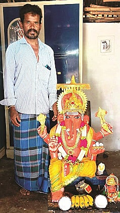 ತೊಳಸಿಕೆರೆ ಗ್ರಾಮದಲ್ಲಿ ಈರಣ್ಣ ಅವರು ನಾಟಿ ಹಸುವಿನ ಸಗಣಿ ಹಾಗೂ ಮಣ್ಣಿನಿಂದ ಪರಿಸರ ಸ್ನೇಹಿ ಗಣೇಶ ಮೂರ್ತಿಯನ್ನು ತಯಾರಿಸಿ ಪ್ರತಿಷ್ಠಾಪಿಸಿರುವುದು. 