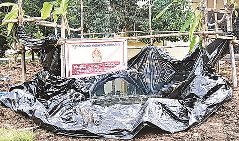 ಯಳಂದೂರಿನಲ್ಲಿ ಪಟ್ಟಣ ಪಂಚಾಯಿತಿ ವತಿಯಿಂದ ನಿರ್ಮಿಸಿರುವ ಗಣೇಶ ವಿಗ್ರಹಗಳನ್ನು ವಿಸರ್ಜಿಸಲು ತಾತ್ಕಾಲಿಕವಾಗಿ ನಿರ್ಮಿಸಿರುವ ಕೃತಕ ಹೊಂಡ.