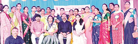 ಬಾಗಿವಾಳು ಪ್ರಾಥಮಿಕ ಆರೋಗ್ಯ ಕೇಂದ್ರದಲ್ಲಿ ಆಯೋಜಿಸಿದ್ದ ಸೀಮಂತ ಕಾರ್ಯಕ್ರಮದಲ್ಲಿ ಡಾ.ಬಿ.ಬಿ.ರಘುನಾಥ್, ಡಾ.ತಿಮ್ಮರಾಜು, ಡಾ. ಕೃತಿ, ಶಿವಶಂಕರ್, ಡಾ.ಮಂಜುನಾಥ್, ವಿಜಯಶಂಕರ್, ಭರತ್, ಪವಿತ್ರಾ ಇದ್ದರು.