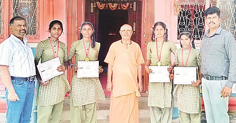  ಕ್ರೀಡಾಕೂಟದಲ್ಲಿ ಜಿಲ್ಲಾಮಟ್ಟಕ್ಕೆ ಆಯ್ಕೆಯಾದ ಕೋಳಗುಂದ ಶಾಲಾ ವಿದ್ಯಾರ್ಥಿಗಳನ್ನು ಜಯಚಂದ್ರ ಶೇಖರ ಸ್ವಾಮೀಜಿ ಅಭಿನಂದಿಸಿದರು. ಪ್ರಸನ್ನ, ಕುಮಾರಸ್ವಾಮಿ ಸುರೆ, ಸಿಂಚನಾ, ಪೂಜಾ ನಮಿತಾ ಇದ್ದರು.
