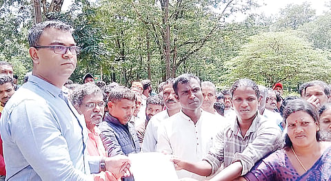 ಆದಿವಾಸಿಗಳ ಸ್ಥಳಾಂತರ ವಿರೋಧಿಸಿ ಪ್ರತಿಭಟನೆ