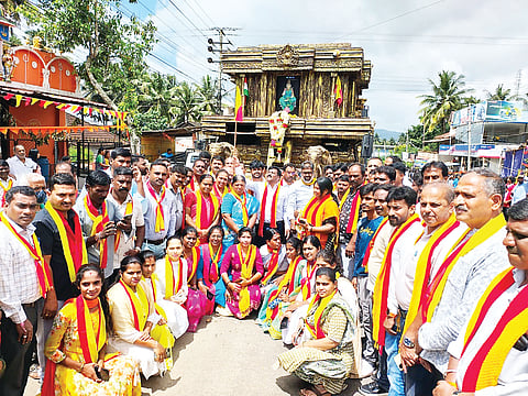 ಕುಶಾಲನಗರದಲ್ಲಿ ಬುಧವಾರ ಕನ್ನಡ ಜ್ಯೋತಿ ರಥಯಾತ್ರೆಯ ಅದ್ದೂರಿ ಮೆರವಣಿಗೆ ನಡೆಯಿತು. ಕಿರಣ್ ಗೌರಯ್ಯ, ಕೃಷ್ಣಪ್ರಸಾದ್, ಕೆ.ಎಸ್.ನಾಗೇಶ್, ಎಂ.ಕೃಷ್ಣ, ಮೊಹಿದ್ದೀನ್, ಸಂತೋಷ್, ಫಿಲೋಮಿನಾ, ಗೌತಮ್ಮ, ಪುರಸಭೆಯ ನಂಜುಂಡ, ಧನಂಜಯ, ರಾಘವ, ದಿವ್ಯ ಇತರರು ಹಾಜರಿದ್ದರು.