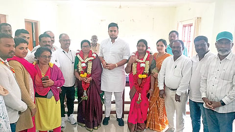 ಸೋಮವಾರಪೇಟೆ ಪಟ್ಟಣ ಪಂಚಾಯಿತಿ ನೂತನ ಅಧ್ಯಕ್ಷರು ಮತ್ತು ಉಪಾಧ್ಯಕ್ಷರಿಗೆ ಸಂಸದ ಯದವೀರ್ ಶುಭ ಹಾರೈಸಿದರು. ನೂತನ ಅಧ್ಯಕ್ಷೆ ಜಯಂತಿ ಶಿವಕುಮಾರ್, ಉಪಾಧ್ಯಕ್ಷೆ ಮೋಹಿನಿ ಮತ್ತು ಸದಸ್ಯರು ಇದ್ದರು.