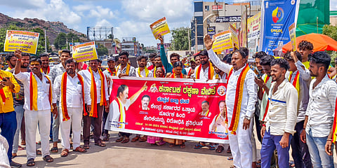 karave workers protest Hindhi issue koppal
