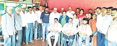 ಸೋಮವಾರಪೇಟೆ ತಾಲೂಕು ನಡ್ಲಕೊಪ್ಪ ಸಮಿತಿಯ ಸಭೆಯಲ್ಲಿ ಗ್ರಾಮದ ಸಾಧಕರನ್ನು ಸನ್ಮಾನಿಸಲಾಯಿತು. ಮಾಚಯ್ಯ, ಸೋಮಯ್ಯ, ಧರ್ಮಪ್ಪ, ಸುಬ್ಬಯ್ಯ, ರಾಜಪ್ಪ ಇತರರು ಇದ್ದರು.