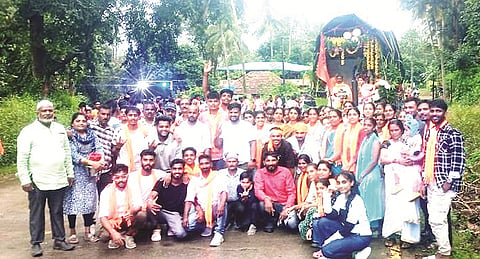 ಕಣಿವೆಬಸವನಹಳ್ಳಿ ಗ್ರಾಮದಲ್ಲಿ ಆಯೋಜಿಸಿದ್ದ ಗೌರಿ ಗಣಪತಿ ವಿಸರ್ಜನೆ ಕಾರ್ಯಕ್ರಮದಲ್ಲಿ ಗ್ರಾಮಸ್ಥರು ಪಾಲ್ಗೊಂಡಿದ್ದರು.