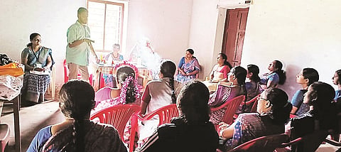 ಕಕ್ಕಬ್ಬೆಯ ಮಹಿಳಾ ಸಮಾಜದಲ್ಲಿ ಆಯೋಜಿಸಿದ್ದ ಸಭೆಯಲ್ಲಿ ಅರುಣ್ ಬೇಬ ಮಾತನಾಡಿದರು.
