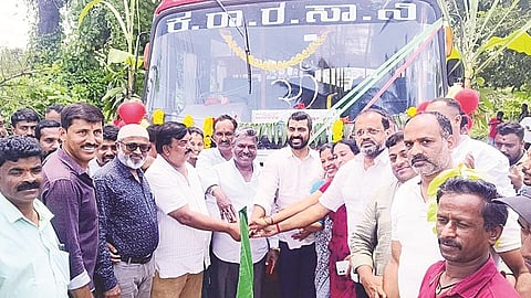 ಕುಶಾಲನಗರ ಬಸ್ ನಿಲ್ದಾಣದಲ್ಲಿ ನೂತನ ಸಾರಿಗೆ ಬಸ್ ಸೇವೆಗೆ ಶಾಸಕ ಡಾ.ಮಂತರ್‌ಗೌಡ ಚಾಲನೆ ನೀಡಿದರು. ಶಶಿಧರ್, ನಟೇಶ್ ಗೌಡ, ವಿಜಯ ಇದ್ದರು.
