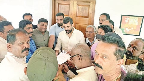  ತಾಲೂಕು ಅಭಿವೃದ್ಧಿ ಹೋರಾಟ ಸಮಿತಿಯಿಂದ ಶಾಸಕ ಡಾ.ಮಂತರ್ ಗೌಡ ಅವರಿಗೆ ಮನವಿ ಸಲ್ಲಿಸಲಾಯಿತು. ಅರುಣ್ ಕೊತ್ನಳ್ಳಿ, ದೀಪಕ್, ಆದರ್ಶ್, ಜೀವನ್ ಇದ್ದರು. 
