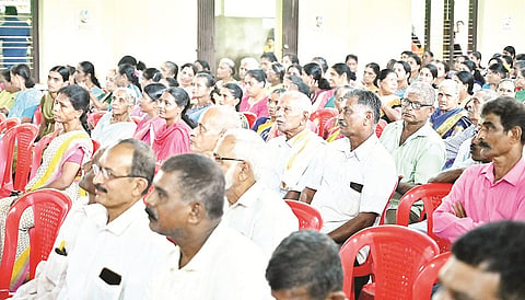 ಕೊಡವ ಸಮಾಜದಲ್ಲಿ ಆಯೋಜಿಸಿದ್ದ ಪೊನ್ನಾಡ್ ರೈತ ಉತ್ಪಾದಕ ಕಂಪನಿಯ ನಾಲ್ಕನೇ ವಾರ್ಷಿಕ ಸಭೆಯಲ್ಲಿ ಸದಸ್ಯರು ಹಾಜರಿದ್ದರು.
 