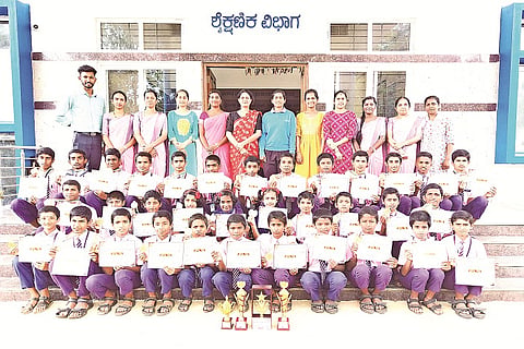 ಕ್ರೀಡಾಕೂಟದಲ್ಲಿ ಜಿಲ್ಲಾಮಟ್ಟಕ್ಕೆ ಆಯ್ಕೆಯಾಗಿರುವ ನಾಪೋಕ್ಲುವಿನ ಡಾ.ಬಿ. ಆರ್‌ಅಂಬೇಡ್ಕರ್ ವಸತಿ ಶಾಲೆ ವಿದ್ಯಾರ್ಥಿಗಳಿಗೆ ಪ್ರಶಸ್ತಿ ಪತ್ರ ನೀಡಿ ಅಭಿನಂದಿಸಲಾಯಿತು. ಕೆ.ಡಿ. ನೀತಾ, ಕುಮಾರಿ ಶ್ಯಾಮಿಲಿ ಇದ್ದರು.
 
