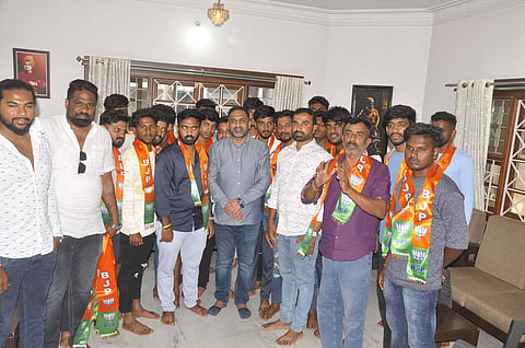 ಪ್ರೀತಮ್ ಜೆ.ಗೌಡ ಅವರ ನೇತೃತ್ವದಲ್ಲಿ ಜೆಡಿಎಸ್ ಕಾರ್ಯಕರ್ತರು ಸೇರ್ಪಡೆ