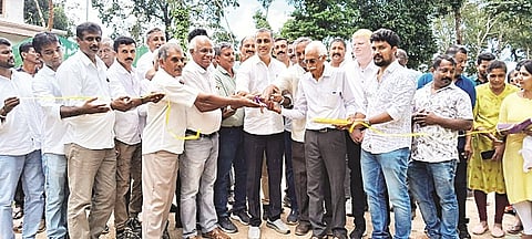 ಕೆದಮುಳ್ಳೂರು ಗ್ರಾಮದ ಕರಿನೆರವಂಡ ಕುಟುಂಬಸ್ಥರ ಗುರುಮಠಕ್ಕೆ ಹೋಗುವ ನೂತನ ಮಾರ್ಗವನ್ನು  ಎ.ಎಸ್.ಪೊನ್ನಣ್ಣ  ಉದ್ಘಾಟಿಸಿದರು.  ಜೆಫ್ರೀ ಉತ್ತಪ್ಪ, ಪ್ರಶಾಂತ್ ಉತ್ತಪ್ಪ, ಎಂ.ಎಂ.ಇಸ್ಮಾಯಿಲ್, ಪಟ್ಟಡ ರಂಜಿ ಪೂಣ ರಂಜಿ,  ಕರಿನೇರವಂಡ ಕುಟುಂಬಸ್ಥರಾದ ಜಾಲು ಚೆಂಗಪ್ಪ, ಜಿತನ್, ಡ್ಯಾನಿ ಇದ್ದರು.
