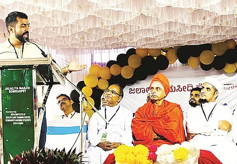 ಸೋಮವಾರಪೇಟೆ ಜಲಾಲಿಯ ಮಸೀದಿ ಸಭಾಂಗಣದಲ್ಲಿ ಆಯೋಜಿಸಿದ್ದ ಸೌಹಾರ್ಧ ಸಮ್ಮೇಳನದಲ್ಲಿ ಶಾಸಕ ಡಾ.ಮಂತರ್‌ಗೌಡ ಉದ್ಘಾಟಿಸಿ ಮಾತನಾಡಿದರು. ಅಬೂಬಕ್ಕರ್ ಸಿದ್ದಿಕ್ ಮೋಂಟುಗೋಳಿ, ಸದಾಶಿವ ಸ್ವಾಮೀಜಿ, ಇಬ್ರಾಹಿಂ, ಆದಂ ಇದ್ದರು.
