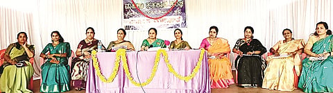 ಸೋಮವಾರಪೇಟೆ ಮಹಿಳಾ ಸಹಕಾರ ಸಂಘದ ವಾರ್ಷಿಕ ಸಭೆ ಅಧ್ಯಕ್ಷೆ ಸುಮಾ ಸುದೀಪ್ ಅಧ್ಯಕ್ಷತೆಯಲ್ಲಿ ಸಂಘದ ಸಭಾಂಗಣದಲ್ಲಿ ನಡೆಯಿತು.