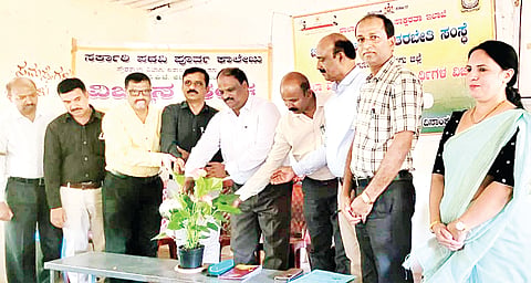 ಕುಶಾಲನಗರ ಸರ್ಕಾರಿ ಪ್ರೌಢಶಾಲೆಯಲ್ಲಿ ಶಾಲಾ ಶಿಕ್ಷಣ ಇಲಾಖೆಯ ವತಿಯಿಂದ ಏರ್ಪಡಿಸಿದ್ದ ಪ್ರೌಢಶಾಲಾ ವಿದ್ಯಾರ್ಥಿಗಳ ವಿಜ್ಞಾನ ವಸ್ತು ಪ್ರದರ್ಶನವನ್ನು ಕೂಡಿಗೆ ಡಯಟ್ ಸಂಸ್ಥೆಯ ಪ್ರಾಂಶುಪಾಲ ಎಂ.ಚಂದ್ರಕಾಂತ್ ಉದ್ಘಾಟಿಸಿದರು. ನೋಡಲ್ ಅಧಿಕಾರಿ ವಿಜಯ್, ಉಪ ಪ್ರಾಂಶುಪಾಲ ಪರಮೇಶ್ವರಪ್ಪ, ಎಂ.ಕೃಷ್ಣಪ್ಪ, ಎಚ್.ಎಸ್.ಗುರುಸ್ವಾಮಿ, ಎಸ್.ಎಸ್.ಗೋಪಾಲ್, ಬಿ.ಡಿ.ರಮ್ಯ, ಎ.ಸಿ.ಮಂಜುನಾಥ್, ವೇಣುಗೋಪಾಲ್ ಇತರರು ಇದ್ದರು.