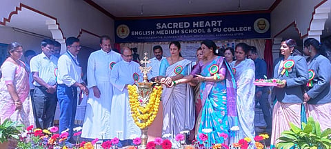 ಶನಿವಾರಸಂತೆ ಕ್ಲಸ್ಟರ್ ಮಟ್ಟದ ಪ್ರತಿಭಾ ಕಾರಂಜಿ ಕಲೋತ್ಸವವನ್ನು ಶನಿವಾರಸಂತೆ ಮತ್ತು ದುಂಡಳ್ಳಿ ಗ್ರಾಪಂ ಅಧ್ಯಕ್ಷರಾದ ಗೀತಾ ಹರೀಶ್ ಮತ್ತು ಸತ್ಯವತಿ ದೇವರಾಜ್ ಉದ್ಘಾಟಿಸಿದರು. ಡಾ.ಫ್ರಾನ್ಸಿಸ್, ದಿನೇಶ್, ಶಿವಪ್ರಕಾಶ್, ಜಯಕುಮಾರ್ ಇತರರು ಇದ್ದರು.