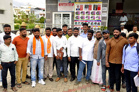 ನಗರದ ಮಾಸ್ಟರ್ಸ್ ಪಿಯು ಕಾಲೇಜು ಎದುರು ಪ್ರತಿಭಟನೆ